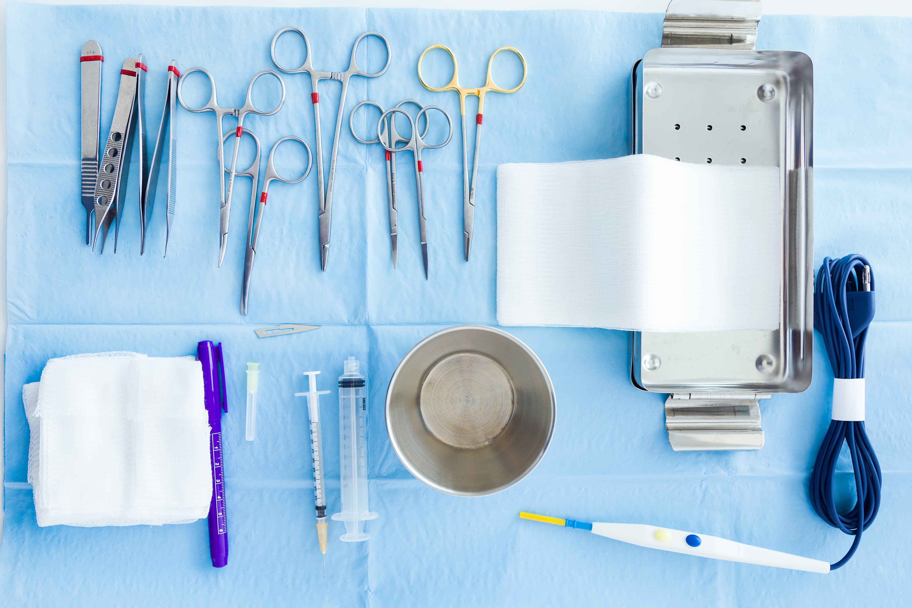 Variedad de equipos e instrumentos médicos